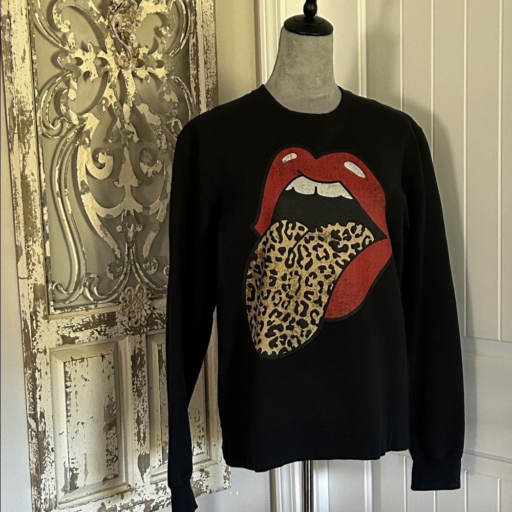 Trendy Black Sweatshirt with Red and Leopard Print